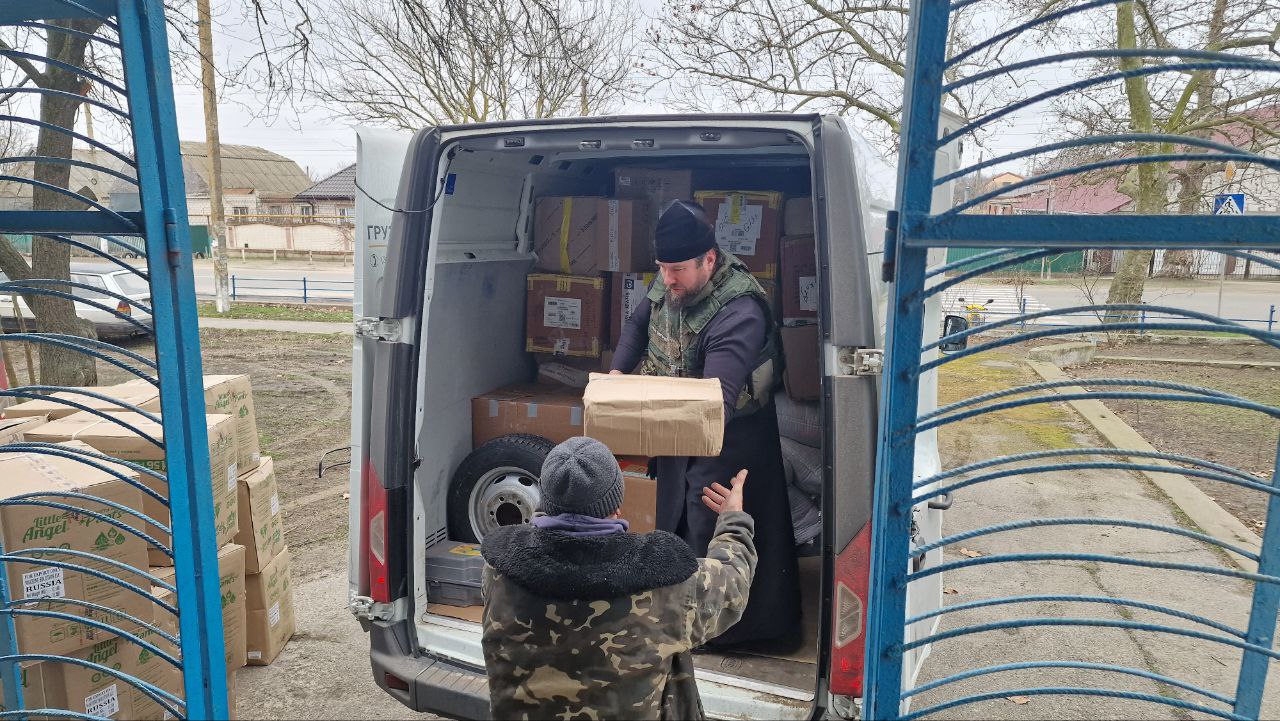 Специальный центр Крымской митрополии доставил около 5 тонн помощи в  Херсонскую область в Томске - Церковная помощь беженцам и пострадавшим от  военных действий